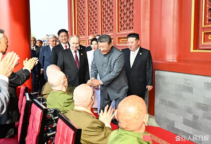 微镜头·习近平总书记同抗战老战士老同志亲切握手|这一握,情深意重